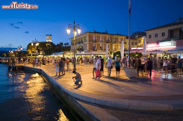 Immagine Ferragosto a Lazise vita notturna Lago di Garda - © Robert Hoetink / Shutterstock.com