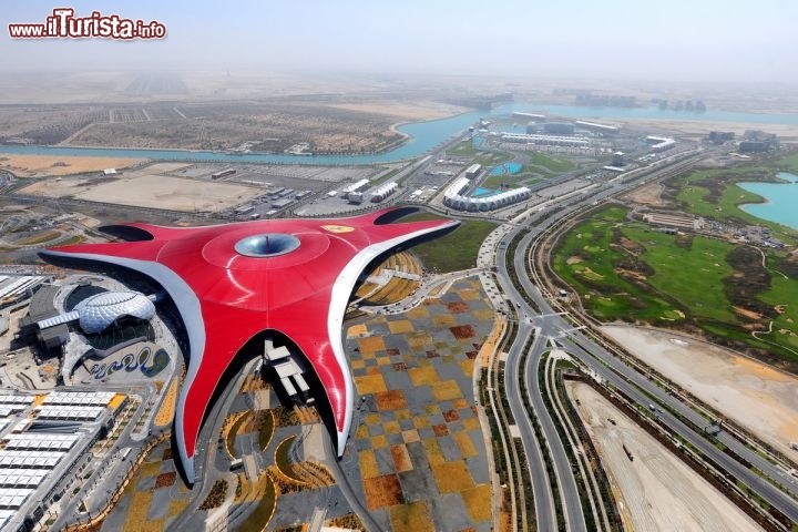 Immagine Ferrari World, Abu Dhabi: come si può vedere da quest'immagine aerea, è una struttura enorme che racchiude il mondo della casa automobilistica di Maranello, una commistione tra parco divertimenti e museo, tutto rigorosamente in tema Ferrari - Foto © TCA Abu Dhabi.