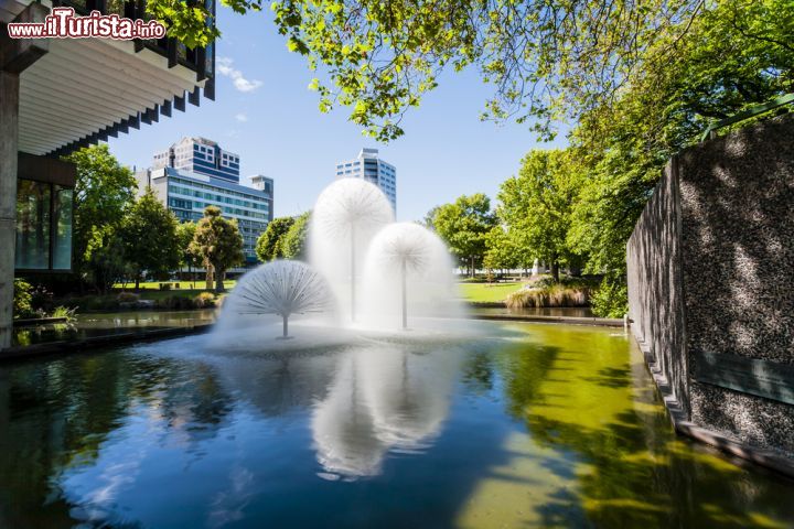 Immagine Donata dai coniugi Ferrier in occasione dell'inaugurazione del Municipio, l'omonima fontana si trova davanti al Boaters Restaurant di Christchurch in Victoria Square. Originariamente conosciuta come Market Place, questa piazza ospita anche la statua del capitano James Cook, quella della Regina Vittoria e Bowker Fountain oltre che uno dei più vecchi ponti in ghisa e pietra, noto come Hamish Hay Bridge - © travellight / Shutterstock.com