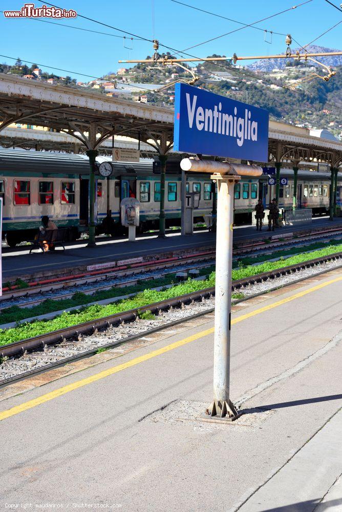 Immagine La ferrovia di frontiera a Ventimiglia, Liguria. Si trova in pieno centro e collega il territorio italiano con quello francese - © maudanros / Shutterstock.com