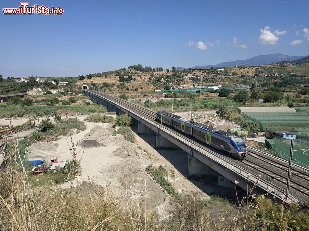 Immagine Ferrovia e paesaggio nelle campagna di Terme Vigliatore in Sicilia