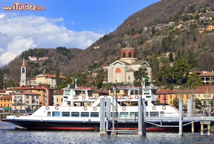 Immagine Ferry boat a Laveno Mombello, Lombardia. Uno dei traghetti che collegano questa località adagiata sulle sponde del Maggiore con Varese e quindi con Milano - © Fulcanelli / Shutterstock.com