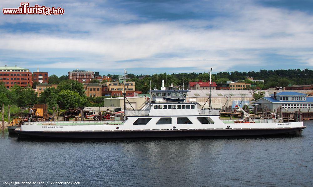 Immagine Ferry boat al porto di Burlington, Vermont, Stati Uniti. L'Evans Wadhams Wolcott ormeggiato sul fiume Winooski - © debra millet / Shutterstock.com