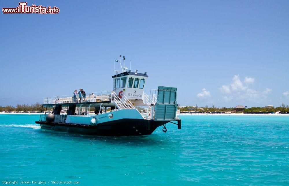 Immagine Un ferry boat riporta i passeggeri sulla nave da crociera dopo lo scalo di un giorno a Half Moon Cay, Bahamas - © Jeroen Fortgens / Shutterstock.com