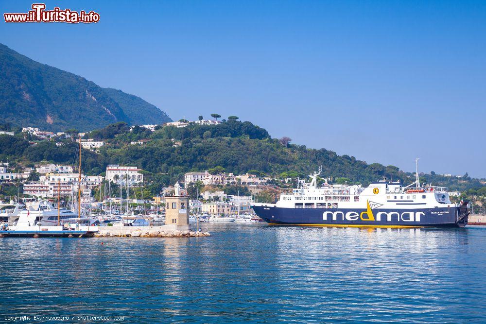 Immagine Il ferry Maria Buono della compagnia marittima Madmar all'ingresso del porto di Casamicciola Terme, Ischia - © Evannovostro / Shutterstock.com
