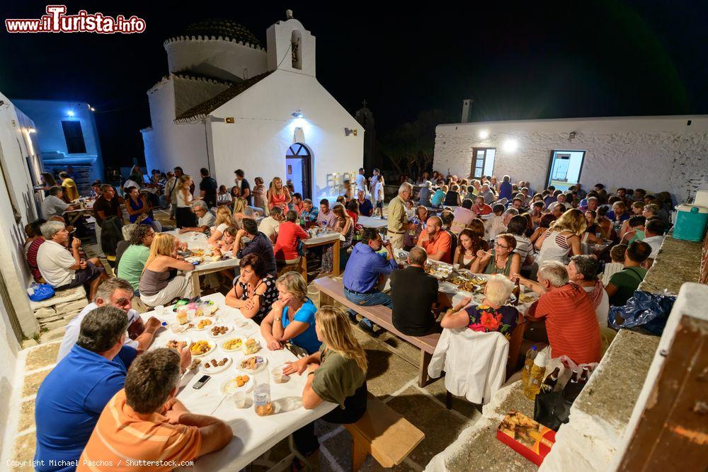 Immagine La festa  dell'Assunzione a Kithnos, in piazza davanti alla chiesa di Panagia Stratolatissa - © Michael Paschos / Shutterstock.com