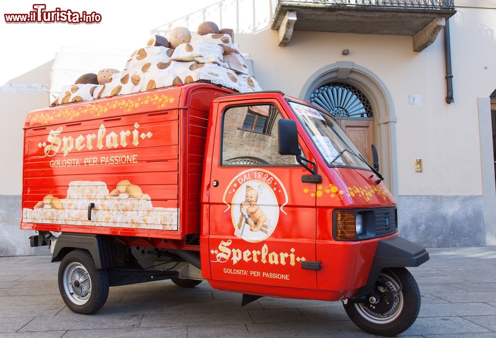 Immagine Festa del Torrone a Cremona, un furgoncino della sperlari nel centro storico - © marco7r7 / Shutterstock.com