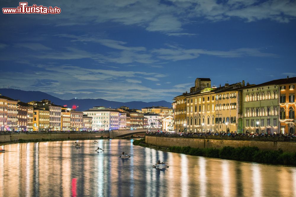 Immagine Gli edifici della città illuminati lungo il fiume Arno in occasione della festa della Luminara di San Ranieri a Pisa, Toscana.