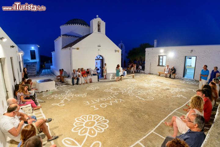 Immagine Festa dell'Assunzione nella chiesa di Panagia Stratolatissa a Kythnos, Grecia. Fedeli e turisti in attesa della cerimonia liturgica in occasione dell'Assunzione - © Michael Paschos / Shutterstock.com