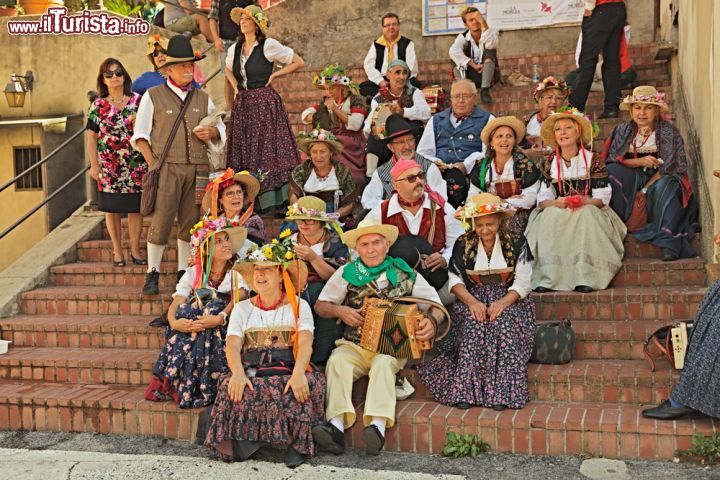 Immagine Un gruppo musicale folkloristico durante la Festa del Dono che si svolge a settembre a Lanciano, in Abruzzo  - © ermess / Shutterstock.com