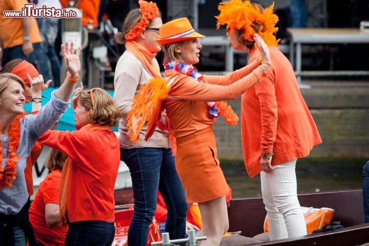 Immagine Festa nazionale Koningsdag a Amsterdam, Olanda - Celebrata a partire dal 2014 il 27 Aprile, giorno del compleanno di Guglielmo Alessandro, questa festa nazionale olandese riunisce decine di migliaia di persone che si danno appuntamento per prendere parte a feste, concerti e mercatini di piazza. Il re, in occasione di questa celebrazione, visita una o due località dei Paesi Bassi. Il "giorno del re" non solo è l'unico in cui non è necessario chiedere autorizzazioni per vendere merci per strada ma è anche il solo giorno dell'anno in cui si possono consumare alcolici per strada e i parcheggi sono completamente gratuiti © Cloud Mine Amsterdam / Shutterstock.com