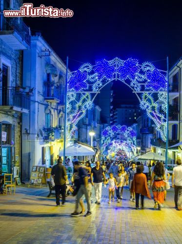 Immagine Luminarie per la festa patronale di Agropoli, Campania - Illuminazione notturna in occasione dell'appuntamento religioso dedicato ai santi Pietro e Paolo in programma nel comune di Agropoli © pavel dudek / Shutterstock.com