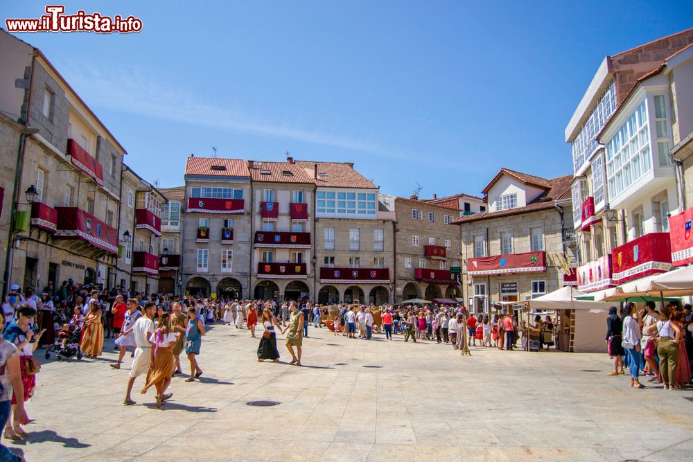 Immagine Festa tradizionale galiziana nel centro storico di Ribadavia, Spagna.