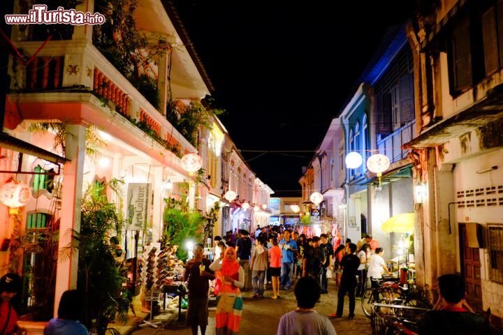 Immagine Festival a Phuket, i turisti a passeggio sulla Romanee Road in centro città - ©  Purple-Gecko / Shutterstock.com