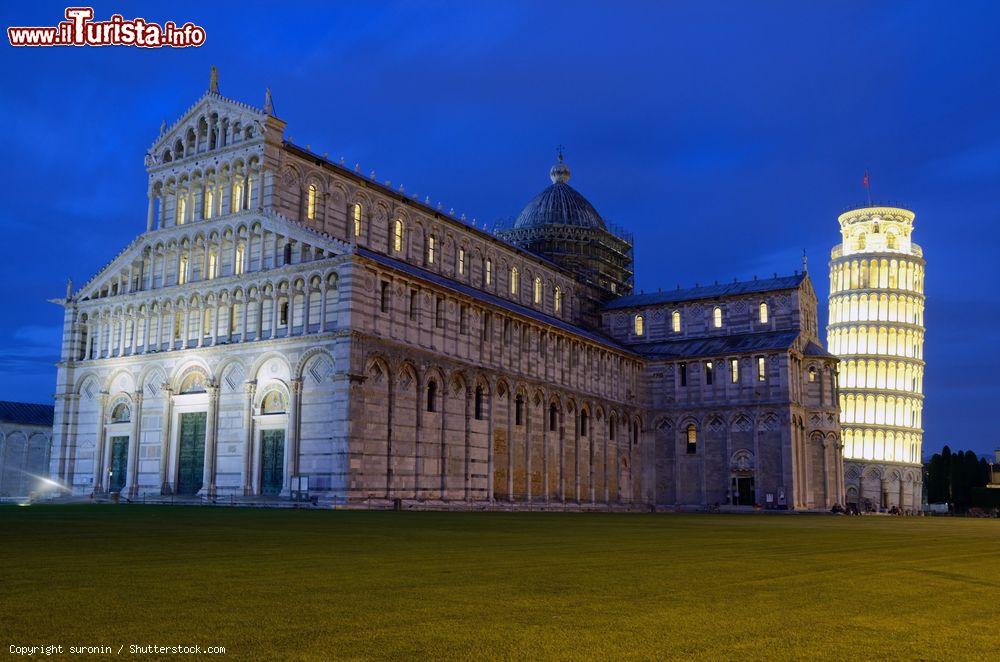 Immagine Il festival delle candele della Luminaria di San Ranieri a Pisa, Toscana. Per l'occasione la Torre Pendente è illuminata con padelle a olio - © suronin / Shutterstock.com