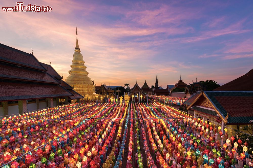 Immagine La pagoda di Wat Phra That Hariphunchai illuminata durante il festival delle luci a Lamphun, Thailandia.