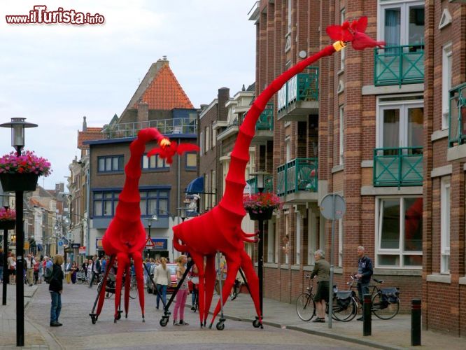 Immagine In estate, il festival di teatro di strada "Deventer Op Stelten" invade le vie del centro con le sue performances colorate e festose - foto © Chantal de Bruijne / Shutterstock.com