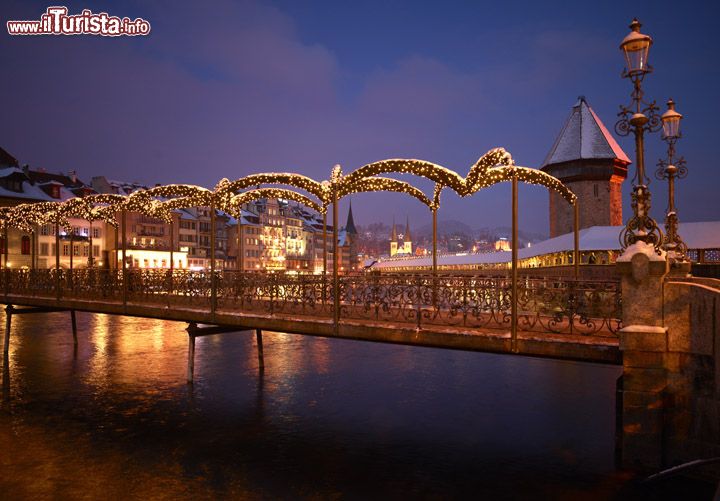 Immagine Festività natalizie a Lucerna (Svizzera), addobata a festa durante le quattro settimane dell'Avvento