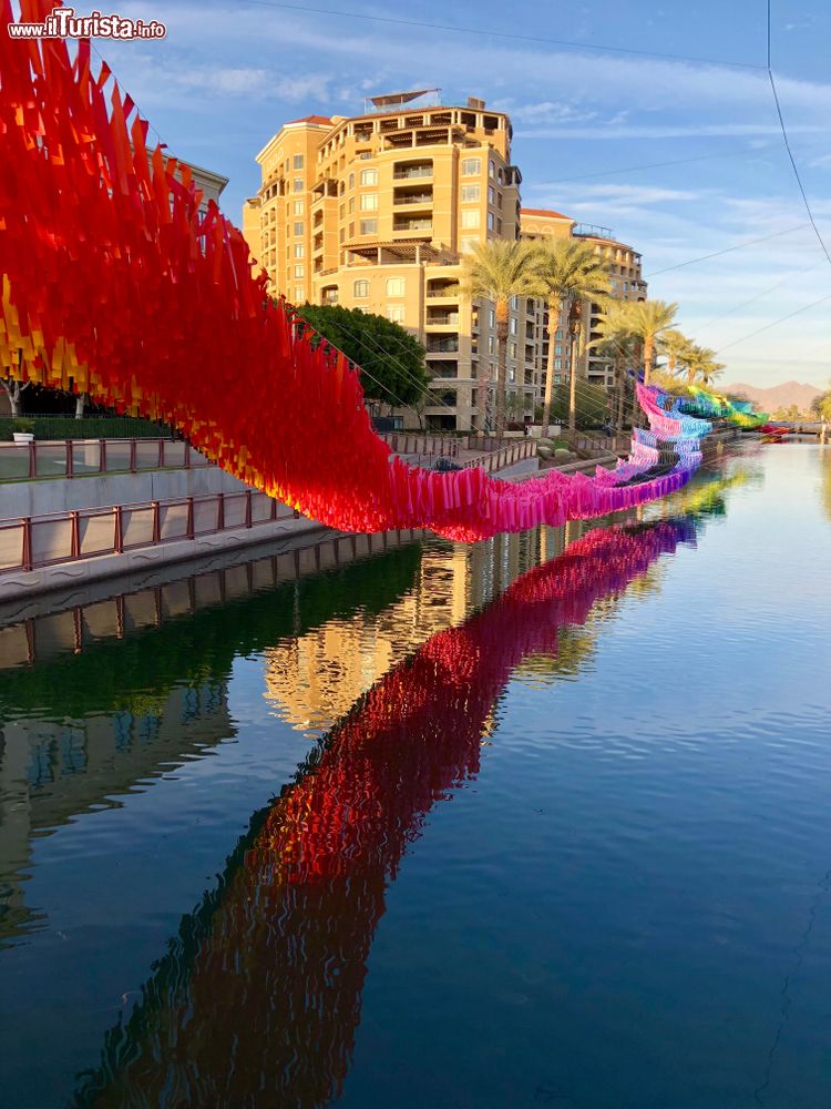 Immagine Festoni colorati addobbano la cittadina di Scottsdale, Arizona (USA).