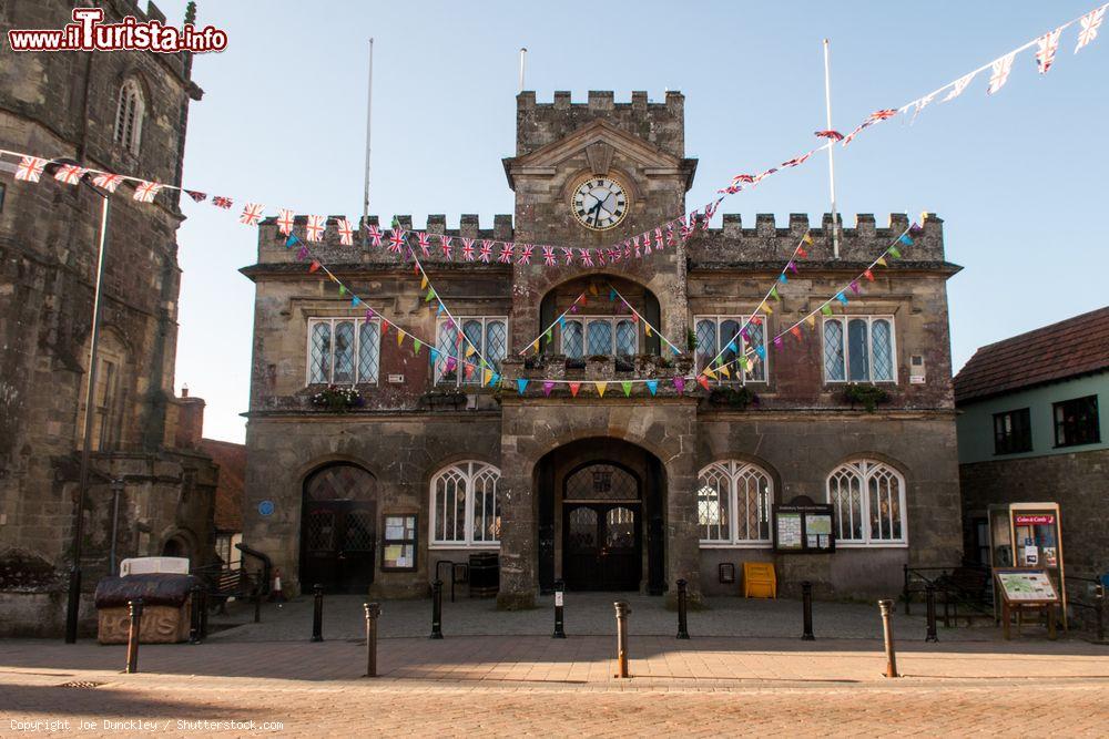 Immagine Festoni colorati decorano la città di Shaftesbury, nel Dorset, durante le celebrazioni per il Giubileo della Regina Elisabetta, Inghilterra - © Joe Dunckley / Shutterstock.com