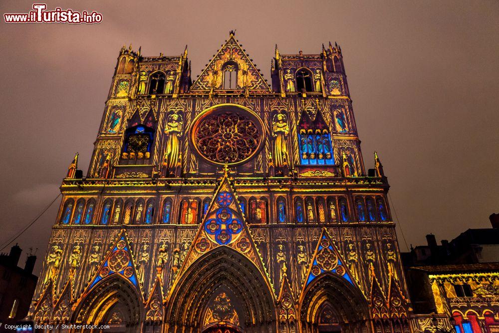 Immagine La cattedrale intitolata a Saint-Jean-Baptiste-et-Saint-Étienne di Lione illuminata durante la Fête des Lumières che si svolge in città a dicembre - foto © Oscity / Shutterstock.com