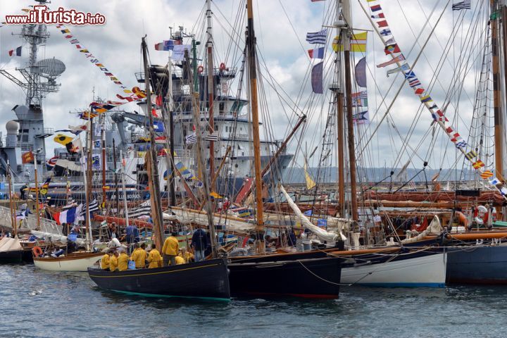 Immagine Fetes Maritimes Internationales di Brest, Francia - Pezzo forte dell'esposizione universale del mare e del mondo marino sono le sfilate dei vascelli e dei velieri che si esibiscono nella rada di Brest © kaband / Shutterstock.com