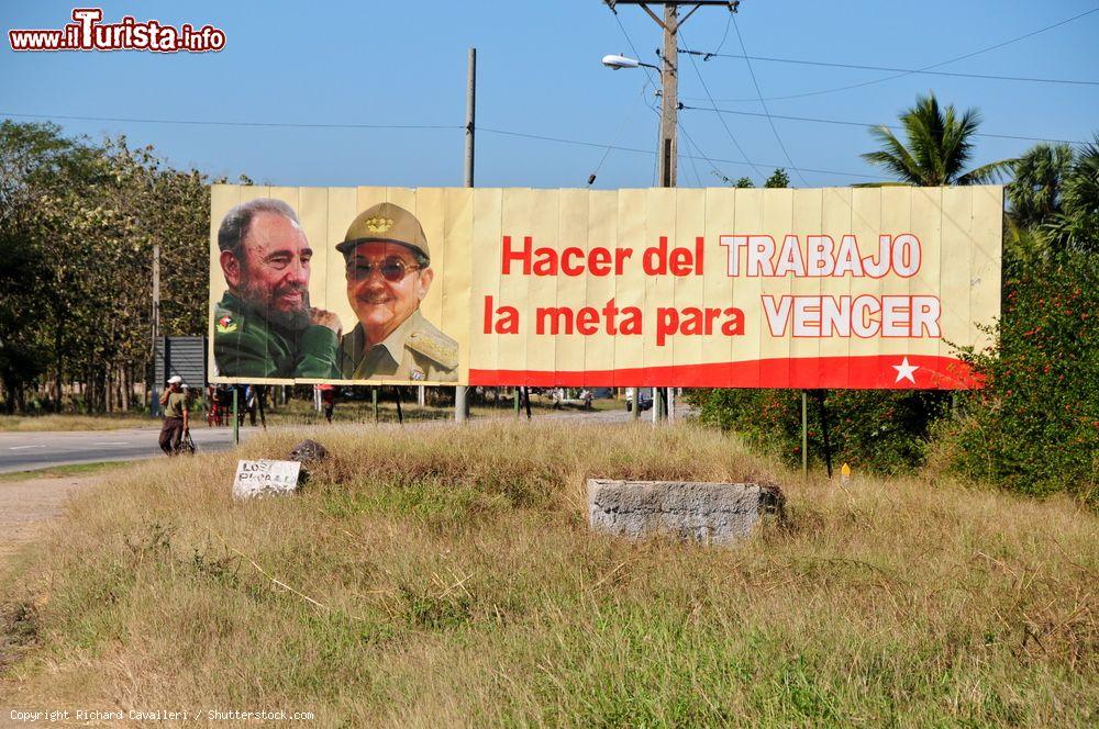 Immagine Fidel Castro e Raùl Castro un cartellone di propaganda del Governo cubano nella città di Victoria de Las Tunas, Cuba - © Richard Cavalleri / Shutterstock.com