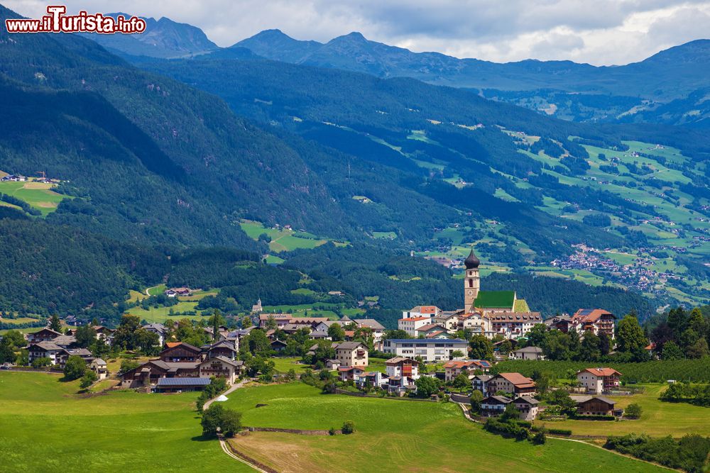 Immagine Fie allo Sciliar il bucolico villaggio del Trentino Alto Adige, vicino all'Alpe di Siusi