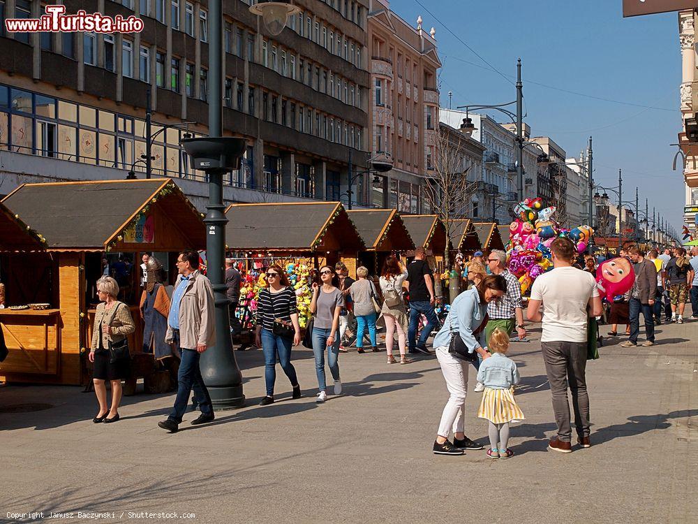 Immagine Fiera di Pasqua a Lodz, Polonia. Residenti e turisti a spasso fra le bancarelle della tradizionale fiera pasquale allestita in Piotrkowska Street - © Janusz Baczynski / Shutterstock.com