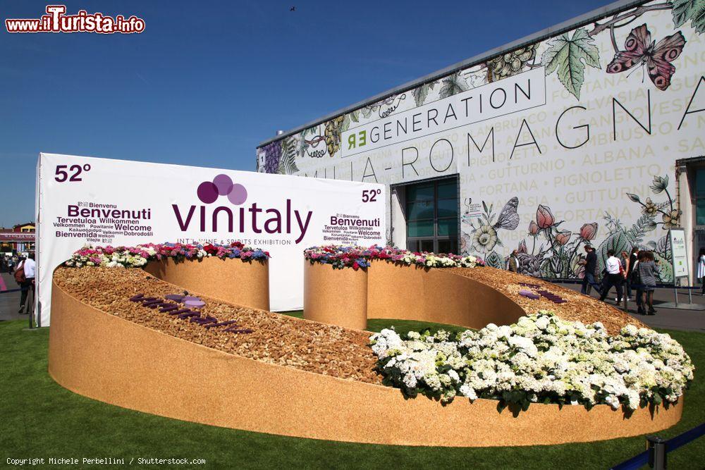 Immagine Fiera di Verona: Vinitaly, la manifestazione sul vino si svolge in primavera. - © Michele Perbellini / Shutterstock.com