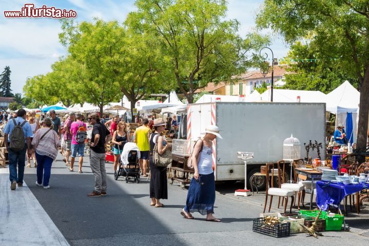 Immagine A partire dagli anni Sessanta, L'Isle-sur-la-Sorgue si è specializzata nel commercio degli oggetti usati. Oltre al mercato settimanale, due volte l'anno si trasforma nella capitale europea dell'antiquariato con un'importante  fiera che si svolge nelle sue strade - foto © Deymos.HR / Shutterstock.com