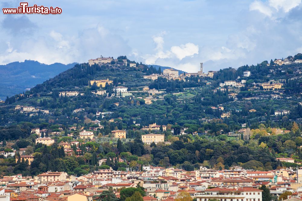 Immagine Fiesole, periferia della città di Firenze, Toscana. Sorge su un doppio colle che sovrasta le valli dell'Arno e del Mugnone, a circa sei chilometri da Firenze.