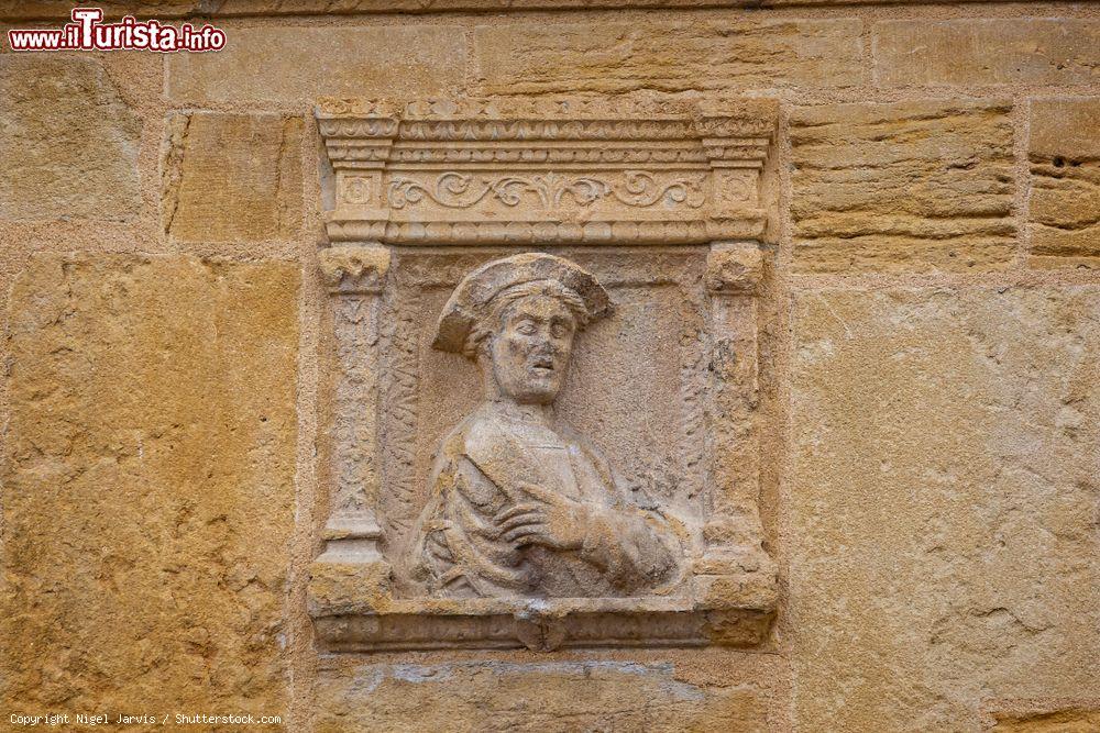 Immagine Figura medievale scolpita sul muro di un edificio nel centro di Paray-le-Monial, Borgogna, Francia - © Nigel Jarvis / Shutterstock.com