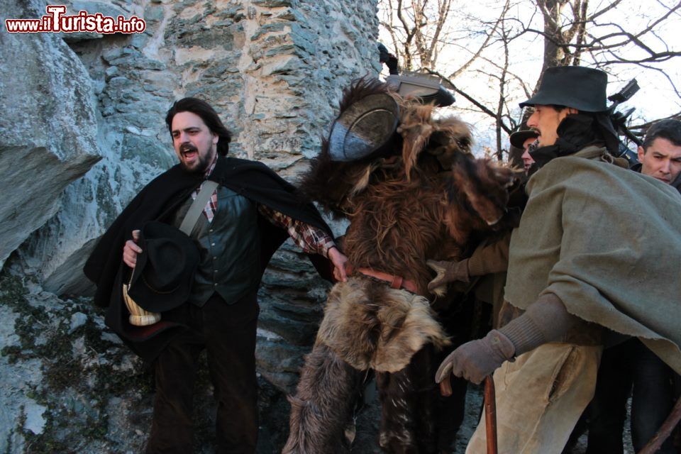 Immagine Figuranti al Ballo dell'Orso a Mompantero in Piemonte, festa tipica dell'inverno - © Proloco Mompantero