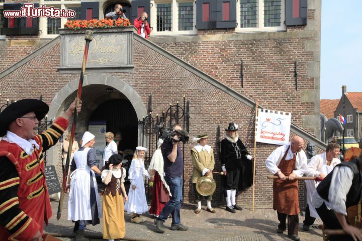 Immagine Figuranti davanti al Palazzo de Waag a De Rijp (Olanda)- © place-to-be / Shutterstock.com
