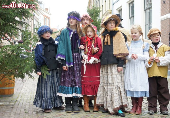 Immagine Figuranti in costume del Dickens Festival, che si svolge ogni anno nel mese di dicembre a Deventer (Olanda) - foto © Chantal de Bruijne / Shutterstock.com