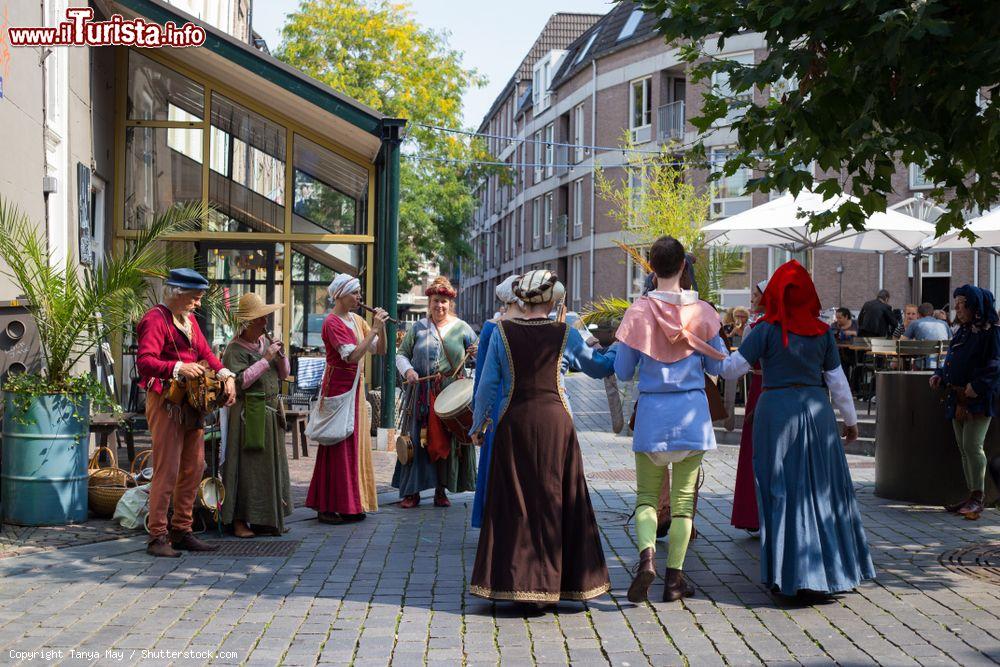 Immagine Figuranti in costume durante una tipica festa medievale nella città di Nijmegen, Olanda - © Tanya May / Shutterstock.com