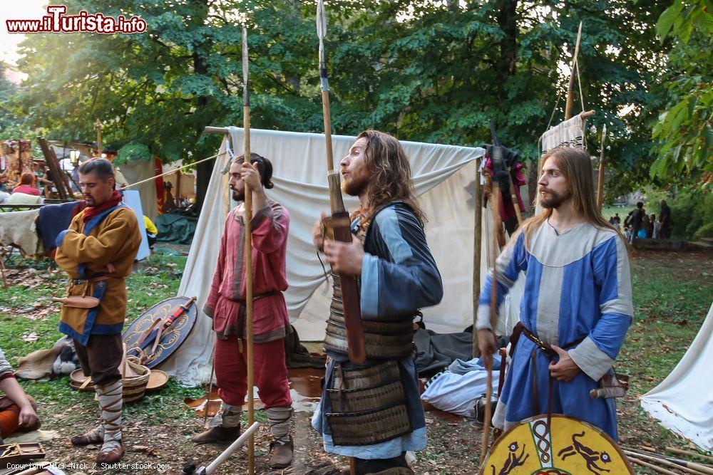 Immagine Figuranti in costume in una rievocazione storica a Spilamberto, Modena, Emilia-Romagna - © Nick_Nick / Shutterstock.com