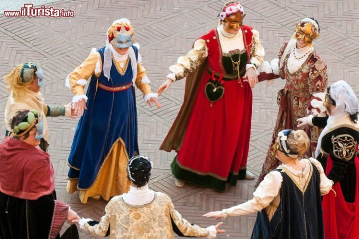 Immagine Figuranti in maschera durante il Carnevale Estense a Ferrara - ©  Delphi International / Geppy Toglia