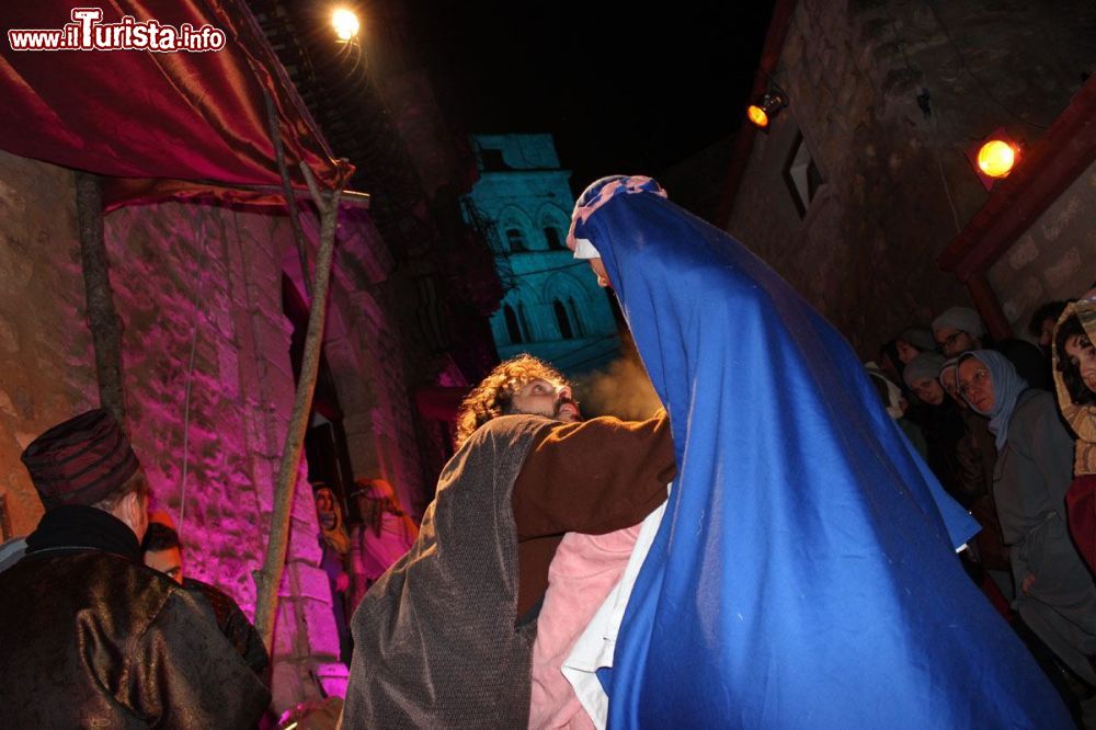 Immagine Figuranti nelle strade di Gangi per il Presepe Vivente - ©  Presepe Vivente di Gangi