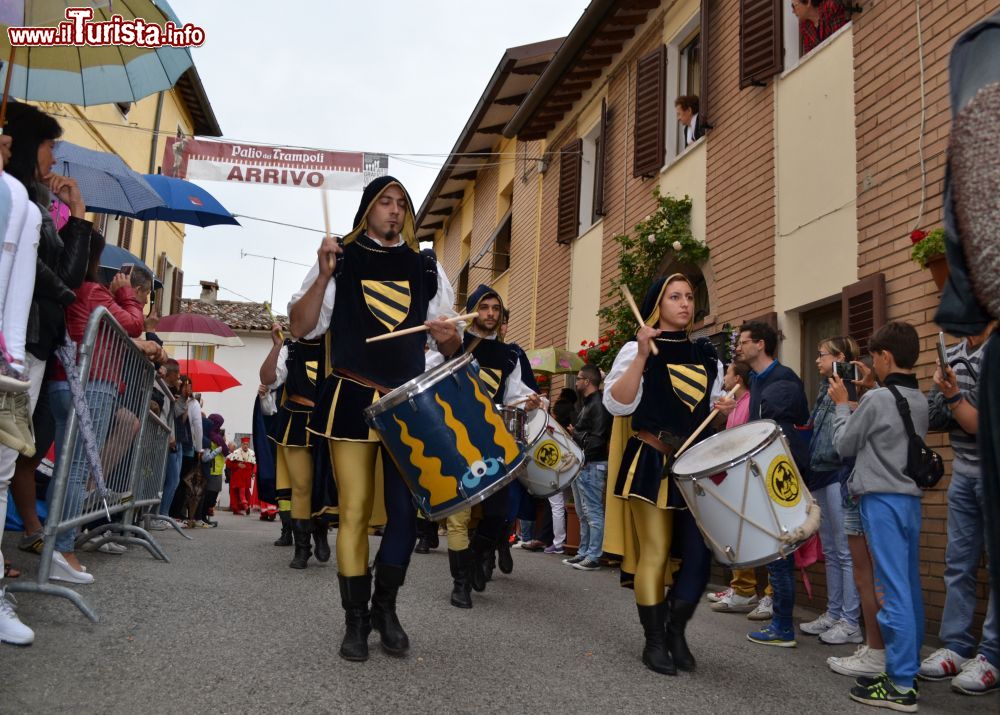 Immagine Figuranti per le strade di Schieti in occasione del Palio dei Trampoli a giugno (Marche) - © www.paliodeitrampoli.it