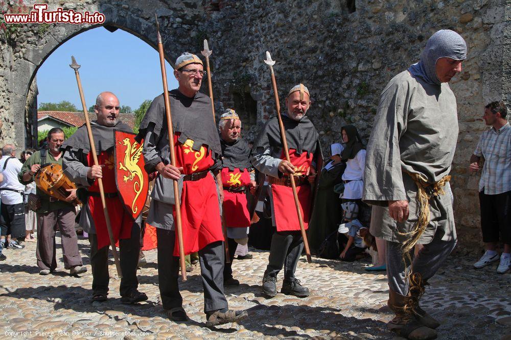Immagine Figurati in abiti da soldati e prigionieri al Festival Medievale di Perouges, Francia. Si svolge in una domenica del mese di giugno e richiama turisti da tutto il paese - © Pierre Jean Durieu / Shutterstock.com