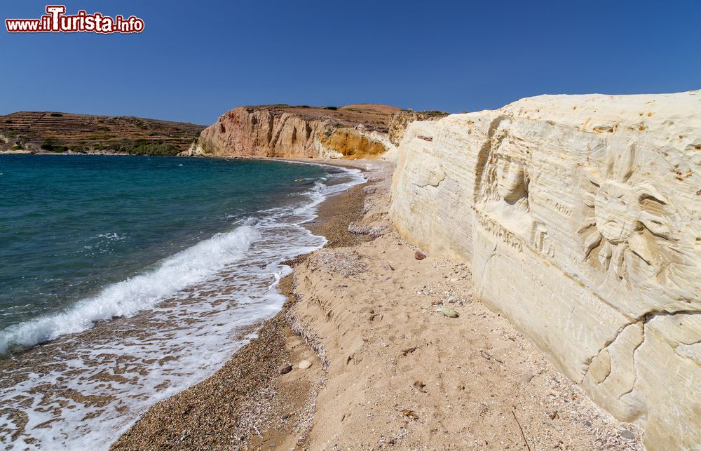 Immagine Figure scolpite sulla roccia sulla spiaggia di Kalamitsi, isola di Kimolos (Grecia).