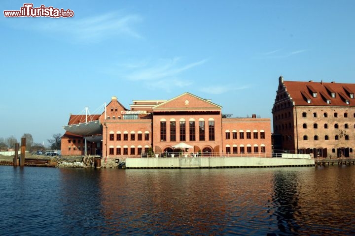 Immagine Filarmonica, Danzica: si trova accanto al Museo del Mare sull'isolotto di Ołowianka, sul fiume Motława, ed è ben visibile da quanti passeggiano sulla sponda opposta del fiume, conosciuta come Riva Lunga.