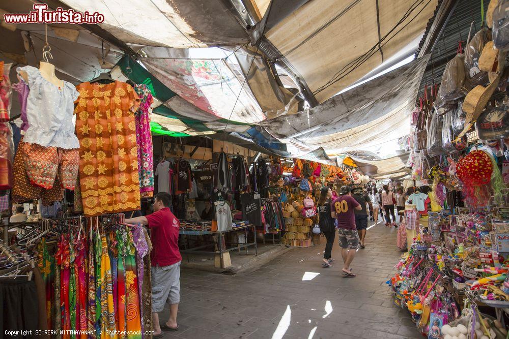 Immagine File di negozi nel mercato centenario di Talad Samchuk nella città di Suphan Buri, Thailandia. Questo mercato è considerato una sorta di museo all'aperto - © SOMRERK WITTHAYANANT / Shutterstock.com