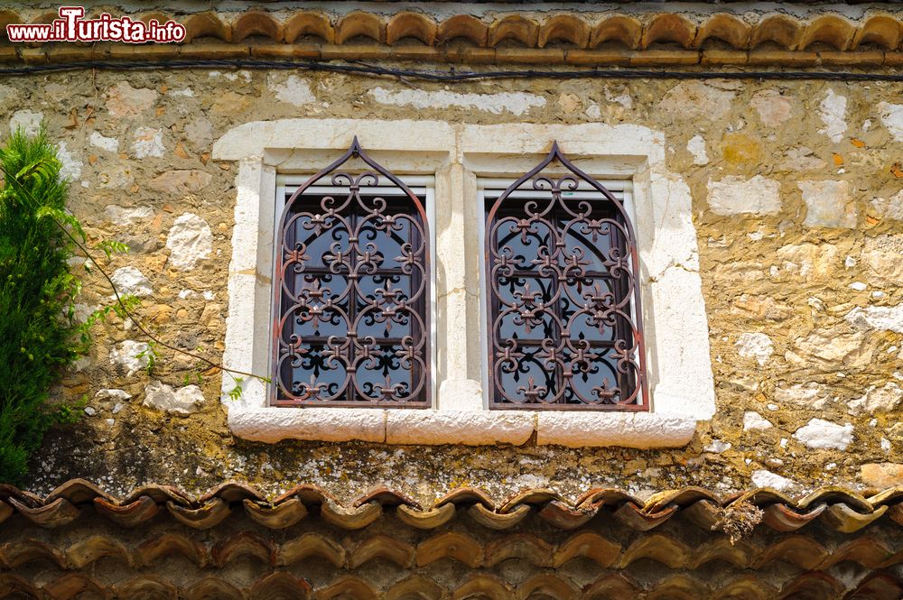 Immagine La finestra di un antico edificio medievale nel villaggio di Saint-Paul-de-Vence, Francia.