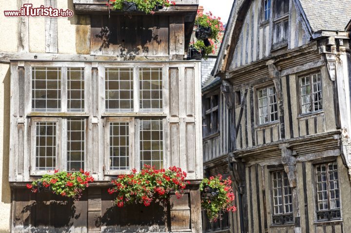 Immagine Un particolare di alcune case a graticcio nel centro storico di Dinan, dove si può distinguere chiaramente la tipica struttura in legno - foto © Claudio Giovanni Colombo / Shutterstock.com