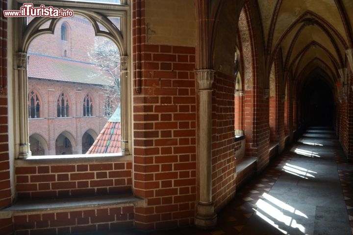 Immagine Finestre nel Castello di Malbork: siamo nel cosiddetto Zamek Wysoki, ovvero il Castello Alto. I corridoi corrono attrono ad un elegante patio centrale, in fase di ristrutturazione al momento della nostra visita.