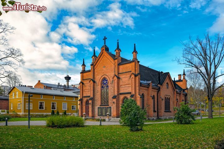 Immagine Finlayson Church a Tampere, Finlandia - Costruita nel 1879 in stile gotico, questa bella chiesa fu voluta per i dipendenti dell'omonimo stabilimento tessile e per le loro famiglie © Igor Grochev / Shutterstock.com