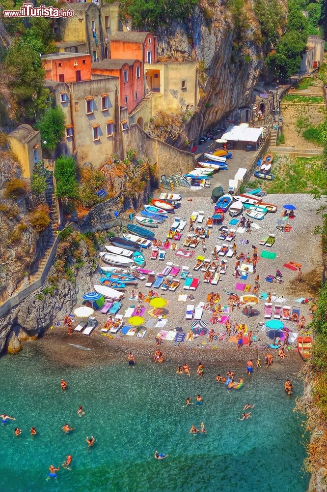 Immagine Fiordo di Furore, Campania: l'incredibile spiaggia di questo angolo della Costa d'Amalfi. A lambire questo tratto di costa è l'acqua azzurra e cristallina del Tirreno.